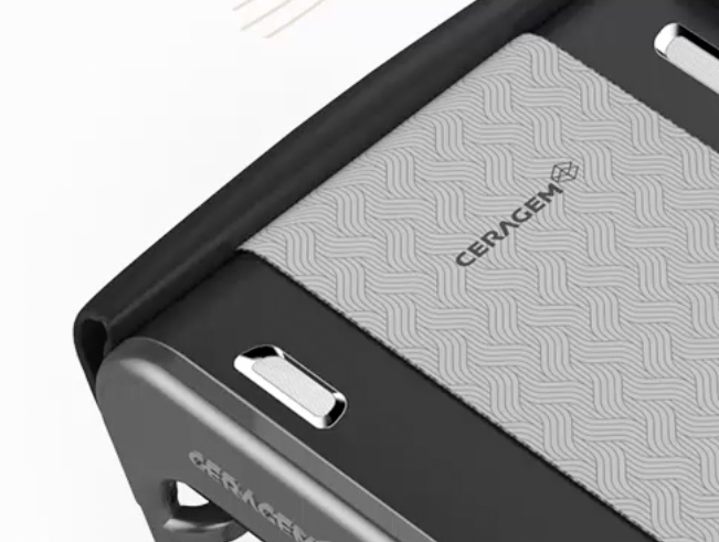 Lautsprecher der CERAGEM V4 Liege am oberen Ende der Liege, jeweils rechts und links.