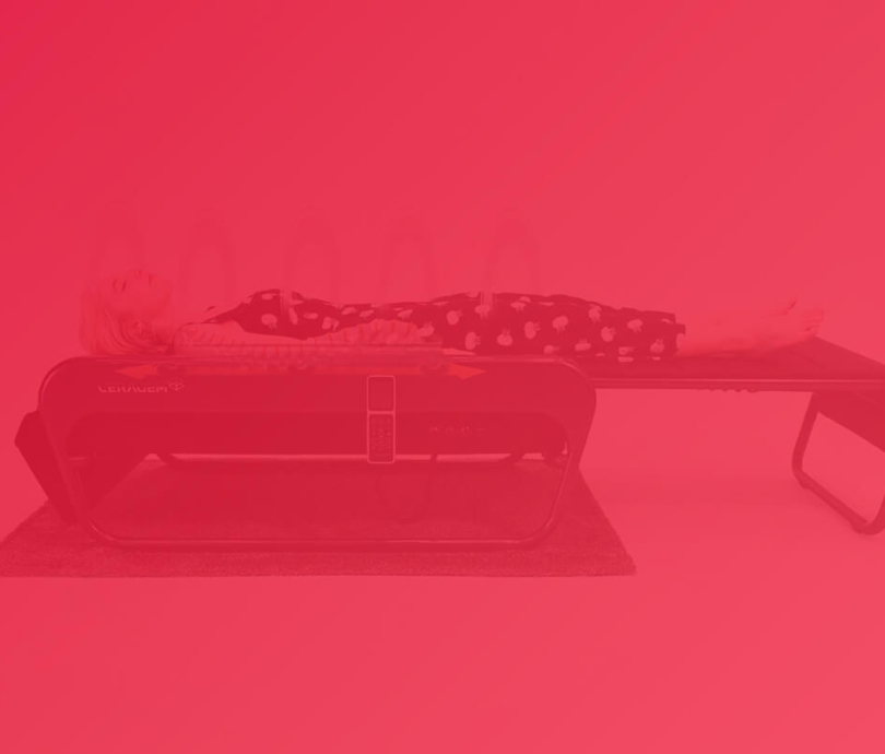 Frau im geblümten Kleid auf der CERAGEM Master V4