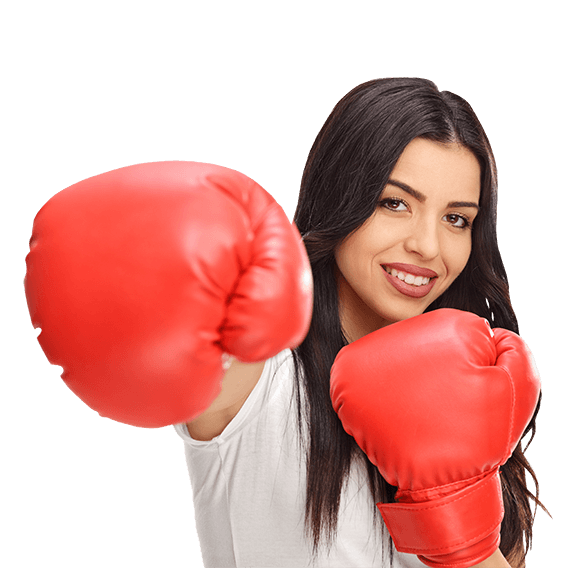 Lächelnde, dunkelhaarige Frau, mit roten Boxhandschuhen. Mit einer erhobenen Faust stellt sie CERAGEM's robuste Bezüge dar.