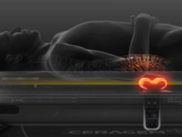 Grafik mit einem Menschen auf der CERAGEM Master V4 Liege. Die integrierten Massagerollen sind rot hervorgehoben und stellen die Wäre der Moxibustion dar.