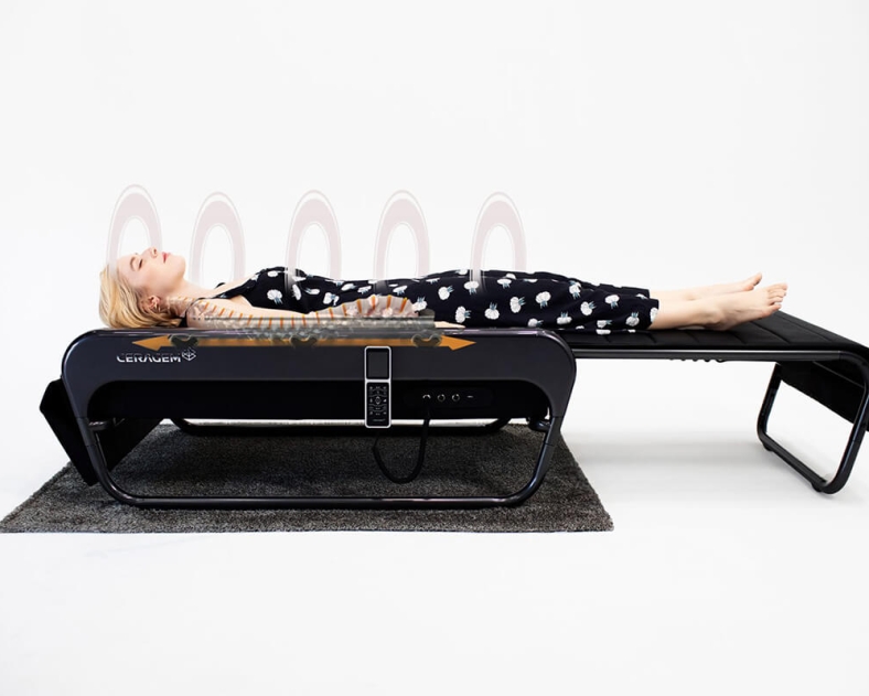 Eine junge blonde Frau liegt auf der CERAGEM Master V4 Liege. Die Halbkreise über ihr stellen den Vorgang des Rückenscannings dar.