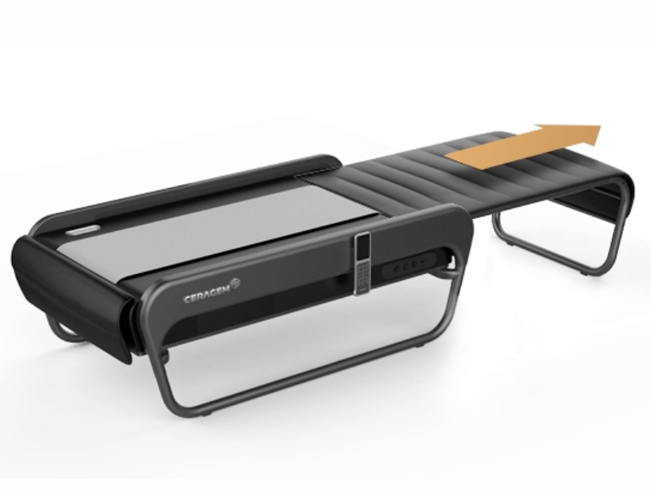 CERAGEM V4 Liege mit ausgezogener Ergänzungsmatte auf der die Beine platziert werden.