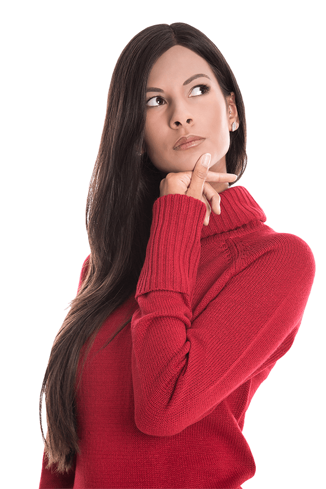 Eine junge dunkelhaarige Frau mit fragendem Blick hält sich mit der linken Hand das Kinn. Sie denkt über Fragen an CERAGEM nach.