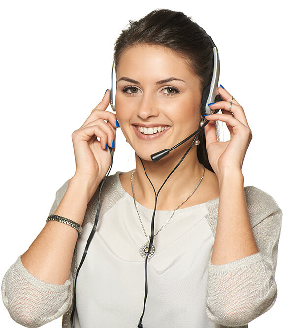 Eine junge dunkelhaarige CERAGEM-Mitarbeiterin mit Headset auf dem Kopf lächelt freundlich dem Betrachter zu und hält sich mit der linken Hand den linken Lautsprecher an das Ohr.