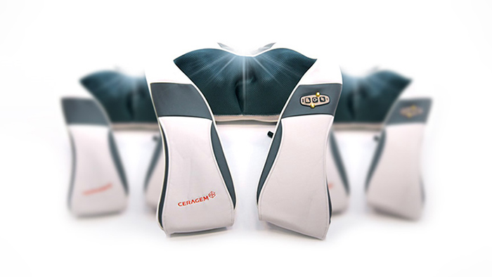 Healax Schultermassageräte von CERAGEM. Eine vorne mittig. Zwei seitlich.