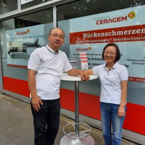 Herr Suh und Frau Cho vor dem CERAGEM-Center Neuss