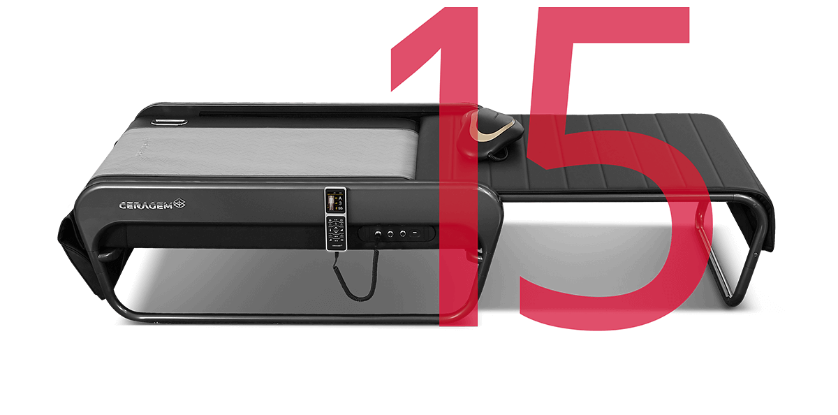 Die CERAGEM Master V4 Liege mit ausgezogenem Fußteil. Davor steht die Zahl 15 in großen roten Ziffern.