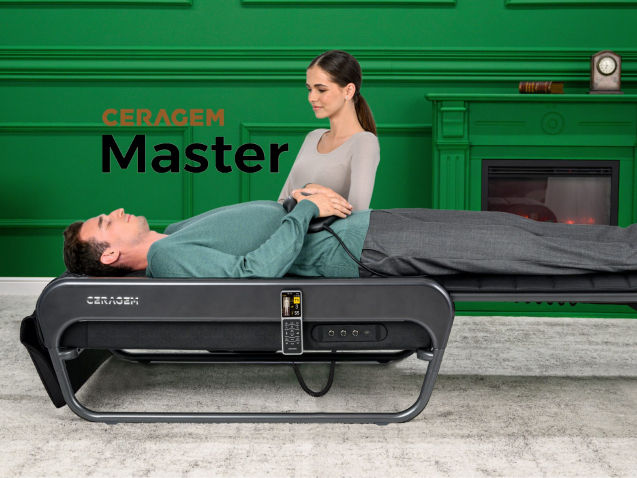 ceragem-v4-mann-auf-liege-frau-daneben-scaled.jpg