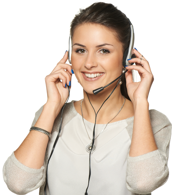 Eine junge dunkelhaarige CERAGEM-Mitarbeiterin mit Headset auf dem Kopf lächelt freundlich dem Betrachter zu und hält sich mit der linken Hand den linken Lautsprecher an das Ohr.