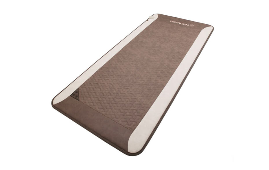 Die große CERAGEM Goodle Thermalmatte (CERABALL MAT S1) diagonal ausgebreitet.