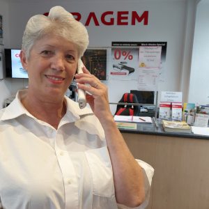 Frau Elisaveta Malzon, CERAGEM Mönchengladbach, steht im Center und telefoniert.