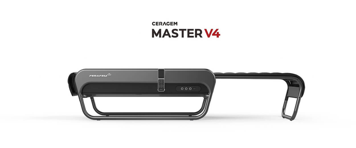 CERAGEM Master V4 Liege, schwarz, in mit ausgezogenem Fußteil.