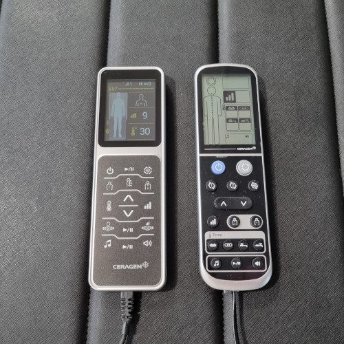 CERAGEM Master V4 und Master V4 Fernbedienungen nebeneinander
